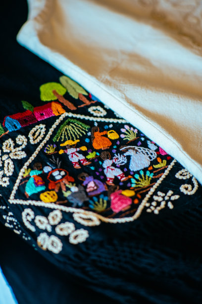 特写镜头的手工彩色刺绣布图片下载