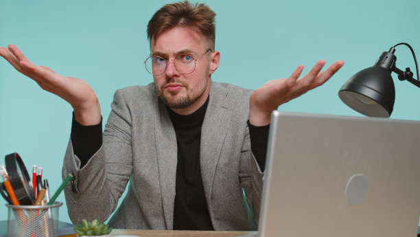 恼怒的年轻商人问为什么，失败的原因是什么，表现出对麻烦的怀疑图片下载