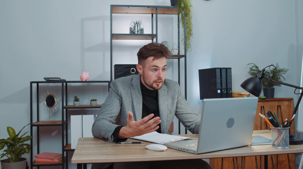 愤怒的商人在ceo用笔记本电脑打电话在家办公室谈话，吵架冲突谈判图片下载