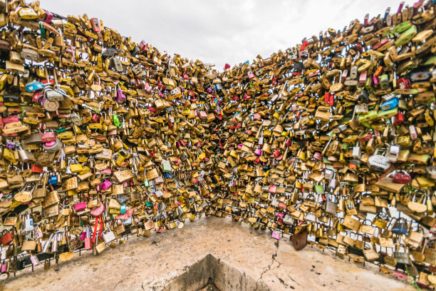 对称几何图形的爱情锁(挂锁)附在围栏图片下载