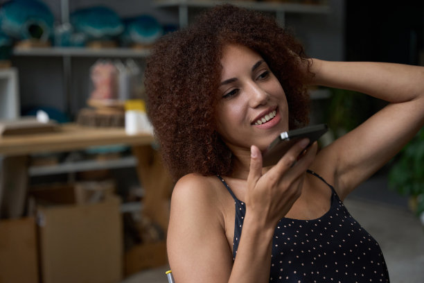 年轻的女企业家正在智能手机上发语音信息图片下载