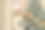 人。圣诞节的概念。一个美丽的女孩戴着圣诞老人的帽子和新年的节日眼镜用球和金属丝装饰圣诞树。图片下载