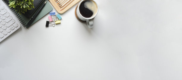 俯视图白色工作台，笔记本，咖啡杯和键盘。复制文本空间。图片下载