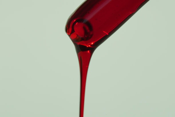 在化学实验室中提取被测产品和红色溶液的实验室试验、设备和玻璃器皿。有空间复制。高质量照片图片下载