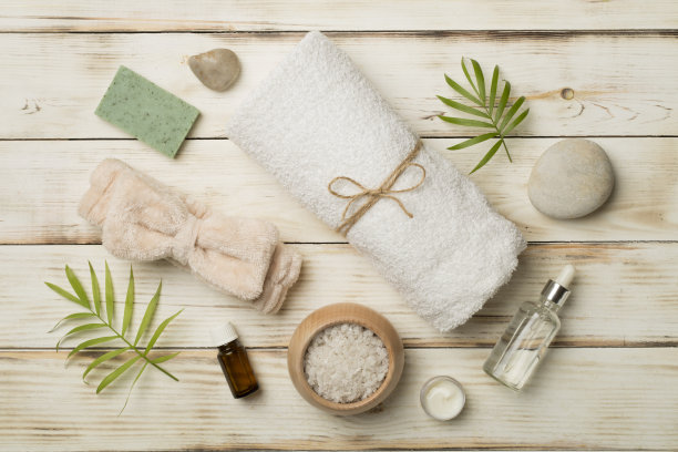 构图与温泉产品在木制背景，俯视图图片下载