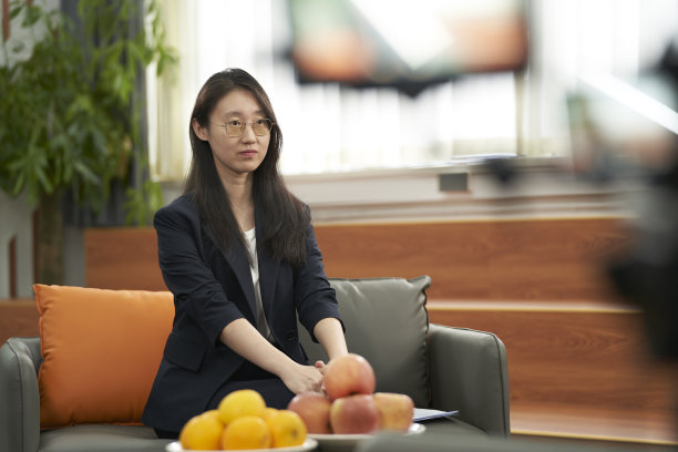 亚洲女主播在演播室等待和准备采访图片下载