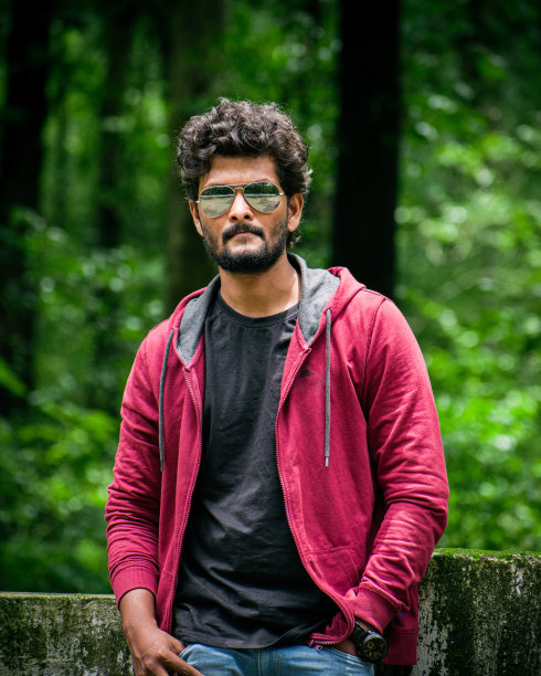 年轻时尚潮人充满自信和积极态度的站立肖像图片下载