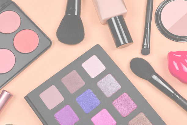 专业彩妆产品有化妆美容产品、粉底、口红、眼影、睫毛、刷子及工具。图片下载