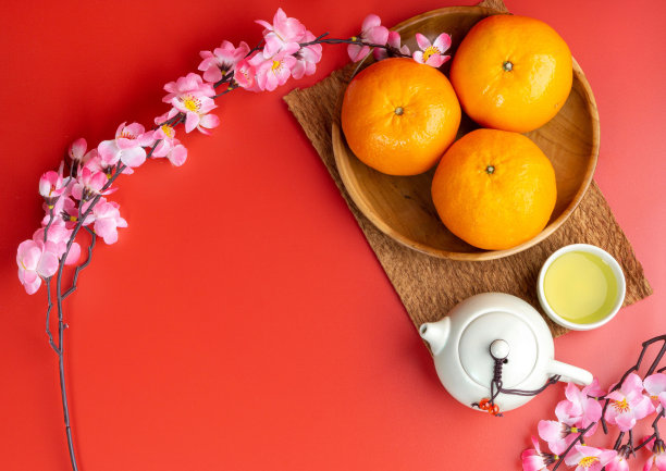 春节快乐。橘子，中国金赛，angpao或红包金钱礼物的繁荣的象征。孤立的红色。副本的空间。适用于墙纸、贺卡、设计。图片下载