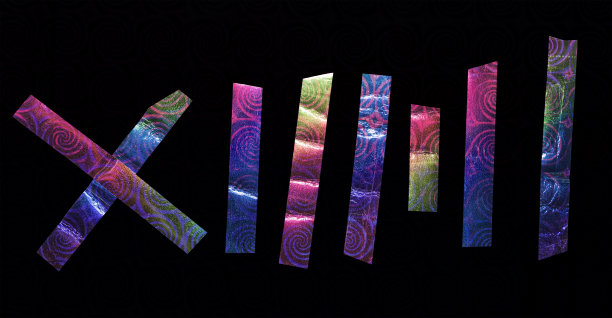 闪亮的皱巴巴的塑料贴纸。酷的一套金属全息胶带形状隔离在黑色背景。图片下载