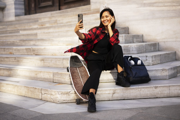 快乐的微笑女子自拍照片图片下载