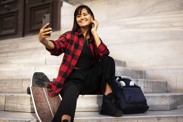 快乐的微笑女子自拍照片图片下载