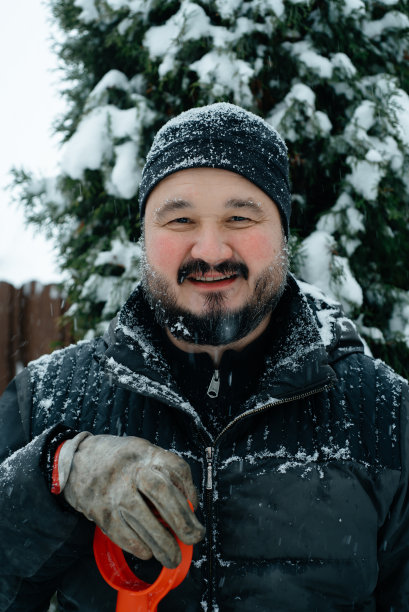 在冬天的户外，一个留着胡子的男人的肖像。图片下载