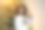一名非裔美国妇女在房子舒适的客厅的圣诞树旁拿着一份节日礼物图片下载