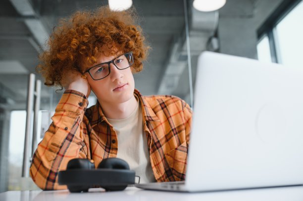 时尚的男性自由职业者在新的创业项目使互联网研究人员分析使用笔记本电脑的数据图片下载