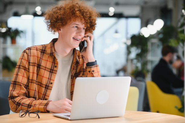 时尚的男性自由职业者在新的创业项目使互联网研究人员分析使用笔记本电脑的数据图片下载