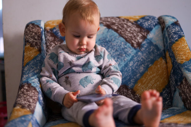 小男孩用智能手机图片下载