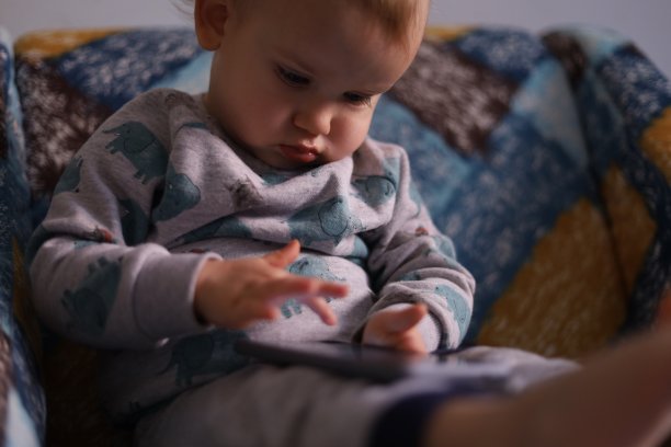 小男孩用智能手机图片下载