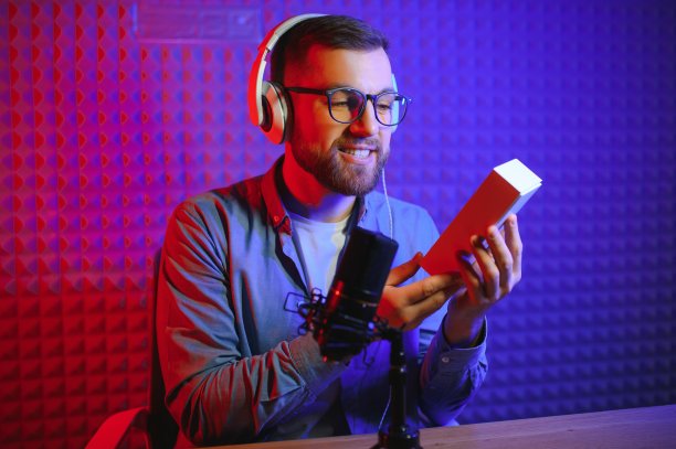 快乐的年轻人在工作室录制开箱视频图片下载