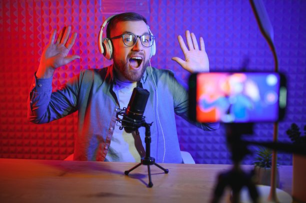 男性视频博主在家里用相机录制视频图片下载