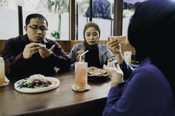 亚洲员工在餐厅吃午饭图片下载