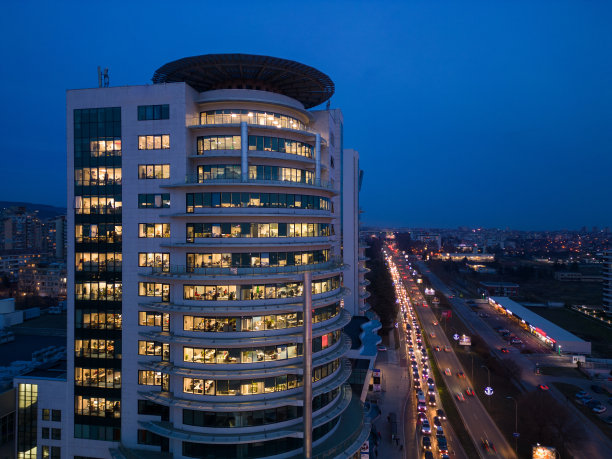 晚上的办公楼。无人机航拍图。保加利亚瓦尔纳图片下载