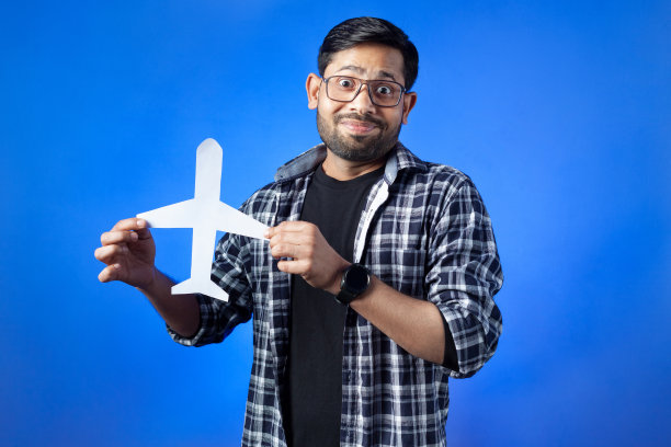 人们出示车票。图片下载