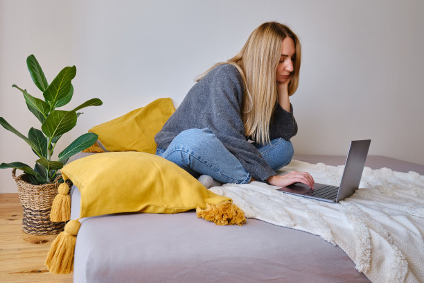 一个女人在笔记本电脑后面工作。互联网业务。自由的女孩。远程工作。现代生活方式，工作日。移动设备。在键盘上打字图片下载