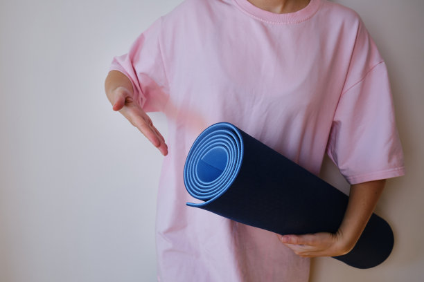 运动女孩与练习垫准备瑜伽。健身瑜伽在健身房或在家里锻炼。健康与运动概念图片下载