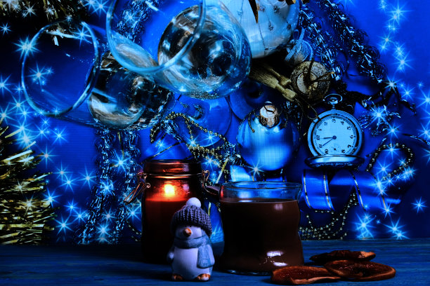 圣诞蜡烛，圣诞玩具和新年金银丝。图片下载