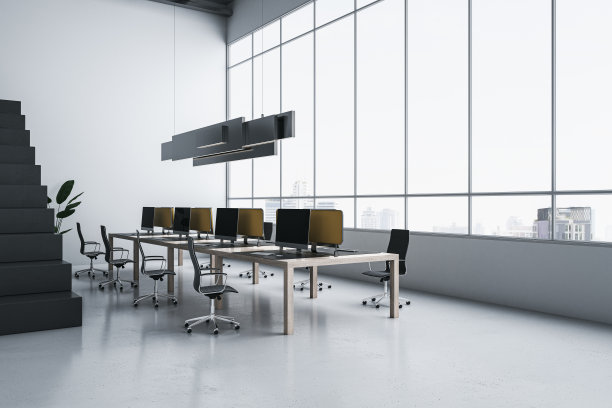 在宽敞的联合办公办公室里，木桌上的侧面视图与现代电脑，明亮光滑的地板，黑暗的楼梯和全景窗口的城市景观背景。三维渲染图片下载