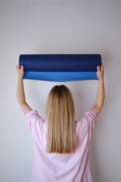 运动女孩与练习垫准备瑜伽。健身瑜伽在健身房或在家里锻炼。健康与运动概念图片下载