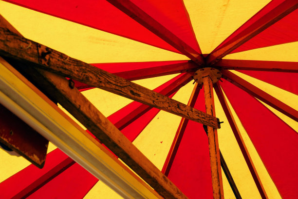 亮红色和黄色游乐场帐篷图片下载