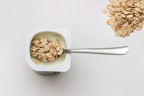 天然酸奶加燕麦片图片下载