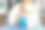 学步男孩在高脚椅上用杯子喝水。图片下载