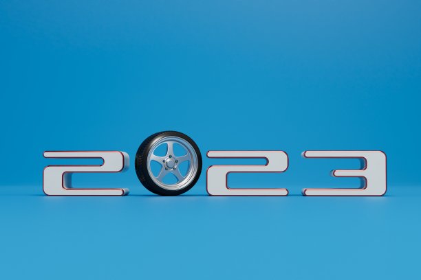 2023年新年用汽车轮胎概念。铭文“2023”和蓝色背景上的汽车车轮。三维渲染图片下载