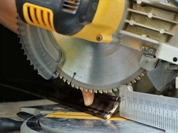 将木板安装到斜接锯上图片下载