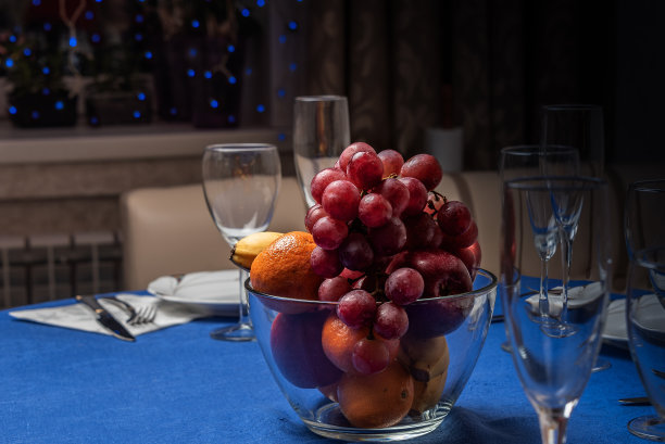 节日桌上装有水果的花瓶。图片下载