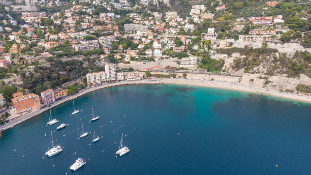 法国芒通老城的海岸、码头和建筑物的鸟瞰图。无人驾驶飞机的照片。高角视角的城镇图片下载