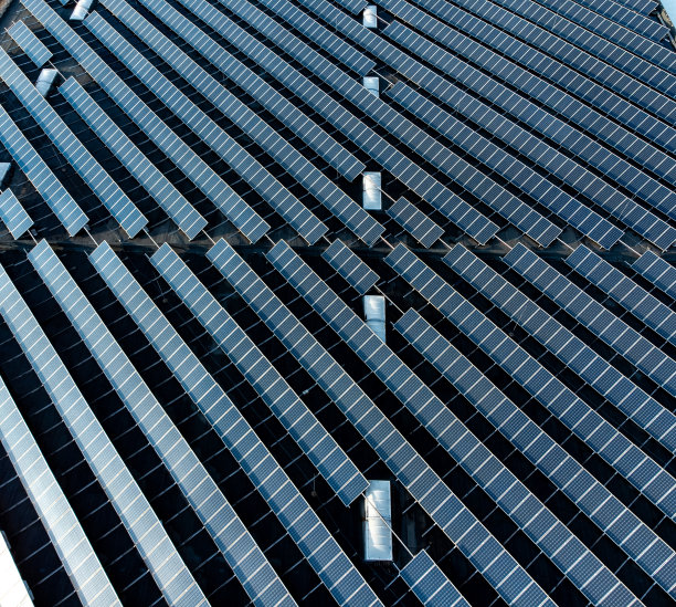 大型太阳能电池板阵列堆叠农场的分配仓库建筑自上而下鸟瞰图图片下载