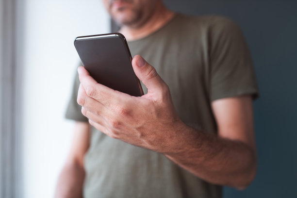 男子在手机上阅读短信图片下载