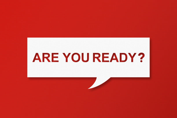 你准备好了吗?在红色纸板背景上有复制空间的语音气泡图片下载