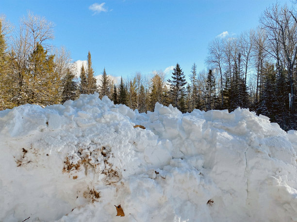 农村车道上的扫雪机。图片下载