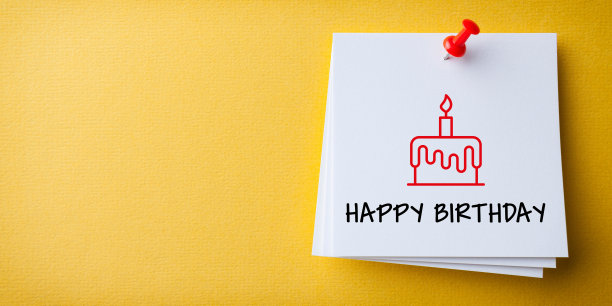 白色便签，生日快乐，黄色背景的红色图钉图片下载