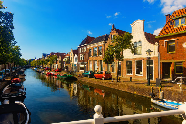 荷兰，阳光明媚的一天，沿着运河的阿尔克马尔堤岸的夏季视图图片下载