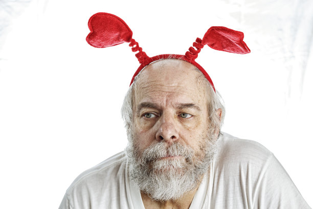 无聊的高级男子戴着情人节心形迪丽波波发带图片下载