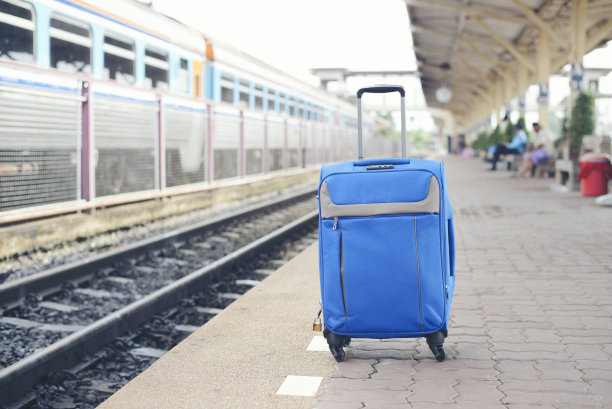 机场灰色行李或手提箱。在前往酒店途中遗失行李。旅客在国际航班候机楼忘带行李箱。行李旅行概念。图片下载