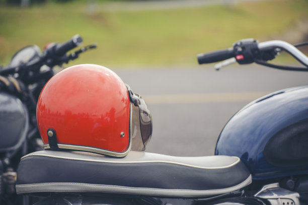 摩托车停放，摩托车手在摩托车上戴头盔手套。年轻的旅行者在高速公路上骑摩托车，泰国。摩托车概念的旅行和生活方式。图片下载