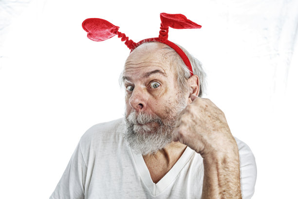 傻傻的高级男子戴着情人节心形迪丽波波头带图片下载