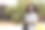 一位女商人端着一杯咖啡，手里拿着一台笔记本电脑图片下载